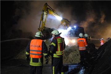 Die Feuerwehr leistete Schwerstarbeit: Kurz vor Mitternacht rückte sie am vergangenen Sonntag zum Brand an der Möhlenstroot aus.