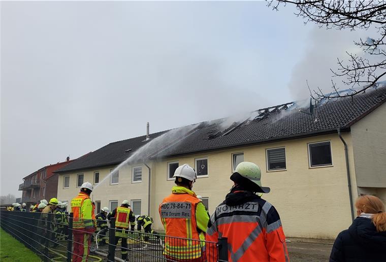 Nordholz: Lauter Knall und ein brennendes Dach Die Feuerwehr löscht den Dachstuhlbrand in Nordholz.