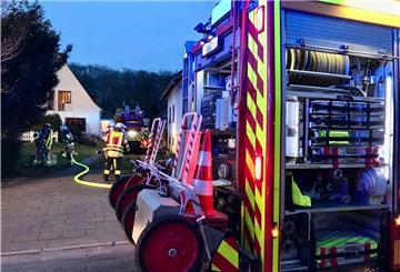 Feuerwehr vor Einfamilienhaus.