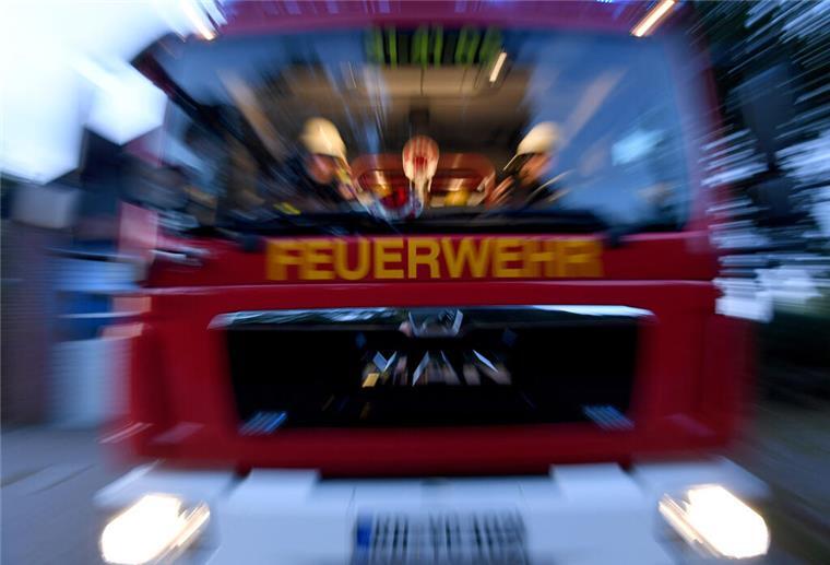 Ein Feuerwehrfahrzeug im Einsatz.
