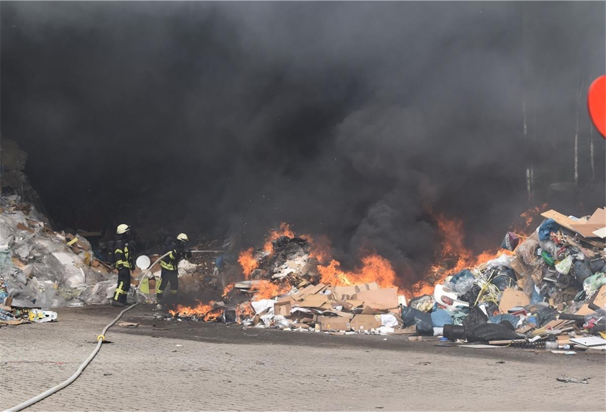 Müllhaufen auf Firmengelände in Zeven-Aspe brennt Die Feuerwehr löschte in Zeven-Aspe erneut einen Brand. Diesmal einen Müllhaufen.
