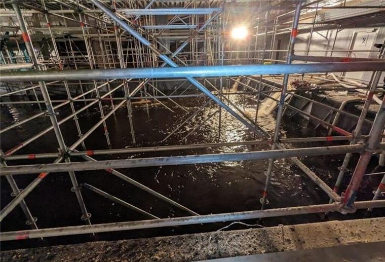 Hochwasser-Stress in Rotenburg: Leere Schwimmbecken im Erlebnisbad werden geflutet Die Feuerwehr muss die leeren Schwimmbecken des Erlebnisbads fluten, um Schäden zu vermeiden.