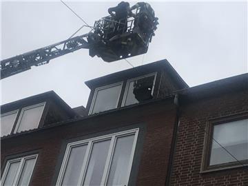 Die Feuerwehr muss in Geestemünde einen Mann und dessen Katze vom Dach retten.