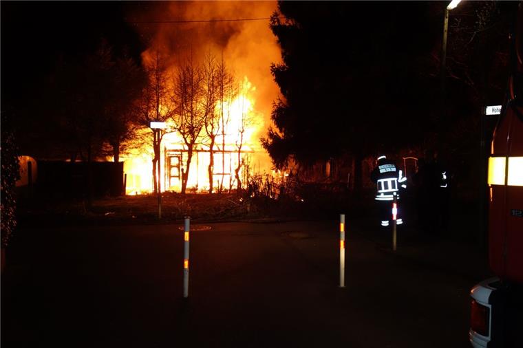 Die Feuerwehr musste am Dienstag zu einem Gartenlauben-Brand nach Lehe ausrücken. 