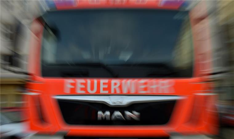 Wulsdorf: Paletten brennen in Innenhof - Mehrfamilienhaus beschädigt Die Feuerwehr musste am Dienstagnachmittag zu einem Einsatz in Wulsdorf ausrücken.