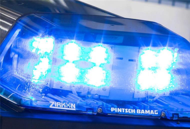Auto macht sich selbstständig und schließt Kleinkind ein Blaulicht