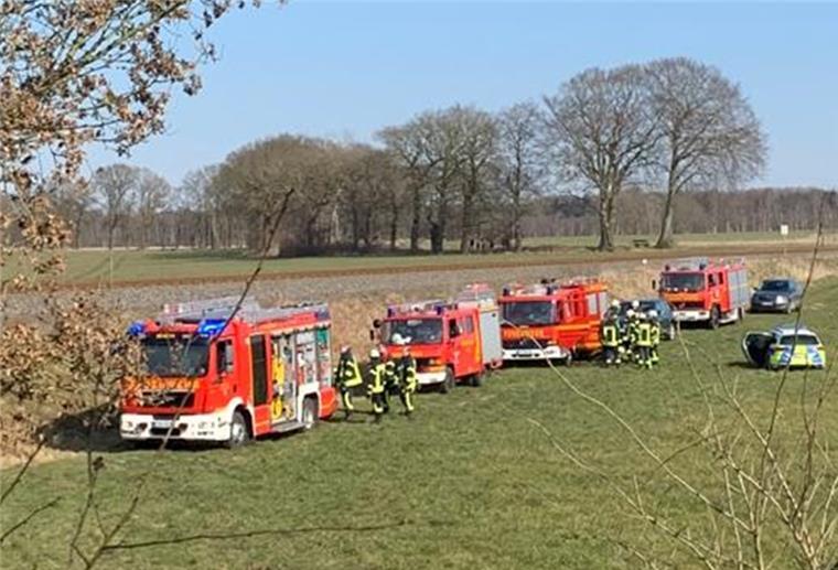Feuerwehr löscht Flächenbrand am Apeler See Die Feuerwehr musste am Sonntag zum Apeler See ausrücken.