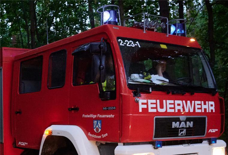 Hybridauto explodiert und steckt Haus in Brand: 200.000 Euro Schaden Die Feuerwehr musste am Wochenende ein brennendes Hybridauto und das angrenzende Haus löschen (Symbolbild).