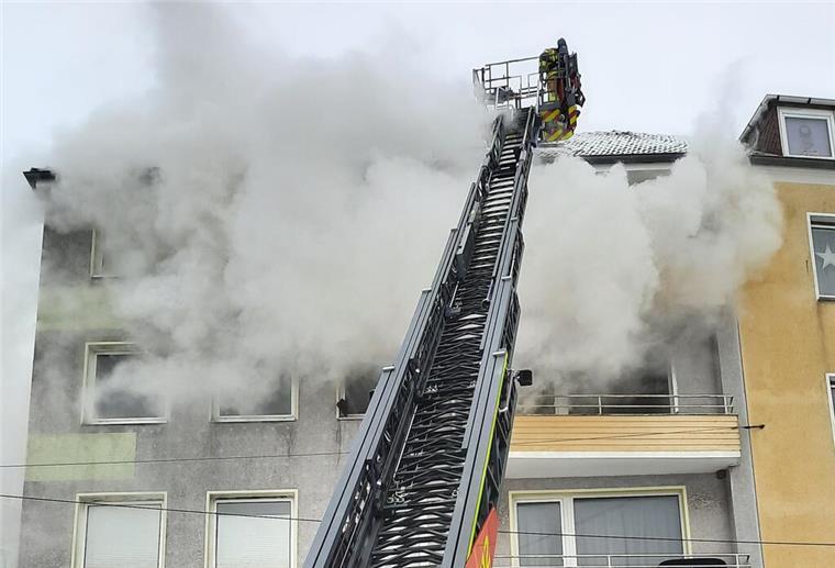 Überall Rauch: Feuerwehr rettet Mann mit der Drehleiter Die Feuerwehr musste an der Schifferstraße in Bremerhaven-Mitte eine Drehleiter einsetzen.
