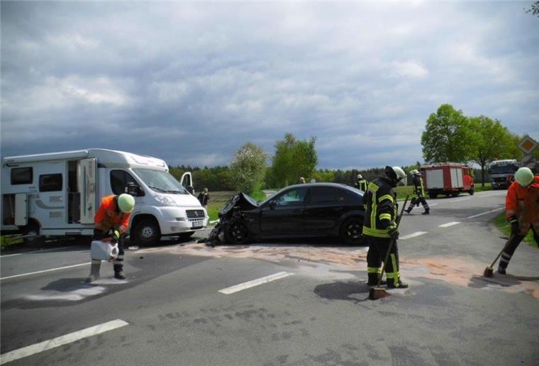 Vorfahrt missachtet: B71 nach Unfall gesperrt Die Feuerwehr musste ausgelaufene Betriebsstoffe von der Fahrbahn beseitigen.