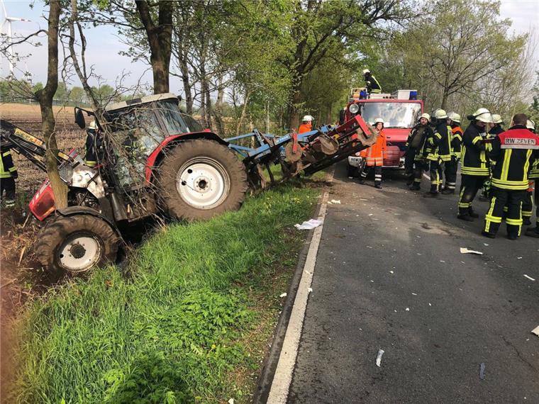 Bei Elsdorf: Trecker landet im Graben, Feuerwehr muss Fahrer befreien Die Feuerwehr musste den Fahrer des in den Graben geratenen Treckers aus seiner misslichen Lage befreien.