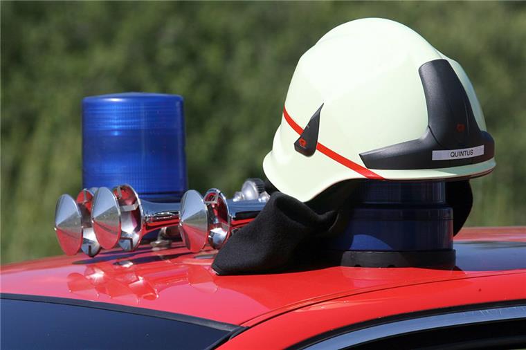 Auto in Phiesewarden brennt aus Die Feuerwehr musste ein brennendes Auto in Phieswarden löschen.