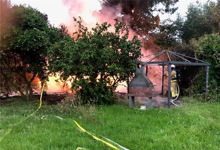 Bremerhaven: Feuer zerstört Gartenlaube und Nebenbauten Die Feuerwehr musste eine Strecke von rund 500 Metern mit den Schläuchen überbrücken, was die Löscharbeiten erschwerte.
