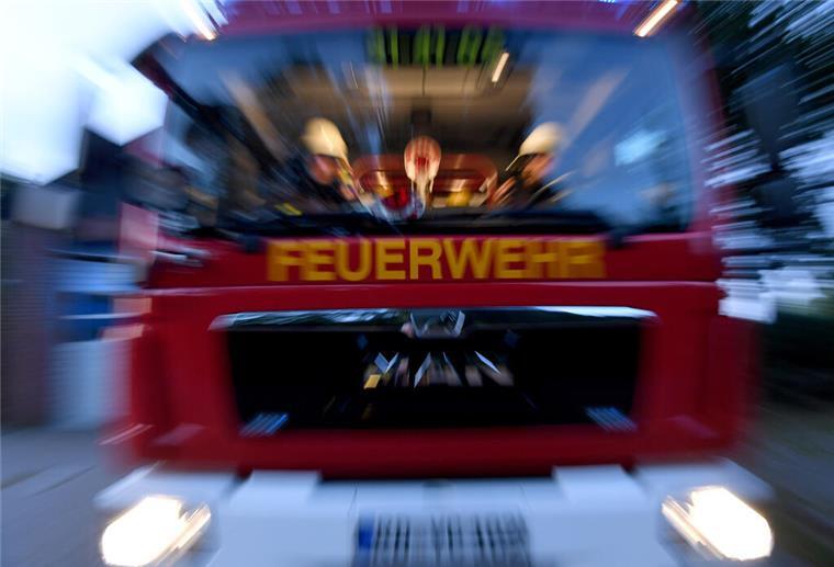 Schreck in der Nacht! Zimmerei in Neuenwalde brennt Die Feuerwehr musste einen Brand in einer Neuenwalder Zimmerei löschen.