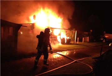 Die Feuerwehr musste einen brennenden Wohnwagen löschen.