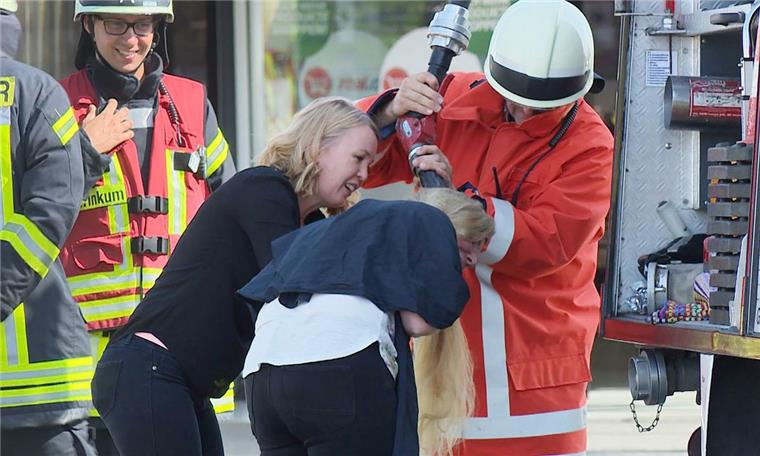 Kurioses in Stuhr: Feuerwehr wäscht Frau die Haare Die Feuerwehr musste einer Frau in Stuhr die Haare waschen.