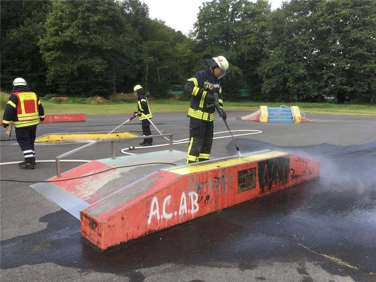 Gefährliche Substanz auf Skateplatz: 15-Jähriger in Beverstedt verletzt Die Feuerwehr reinigte nach dem Vorfall den Skateplatz in Beverstedt mit Hochdruckreinigern.