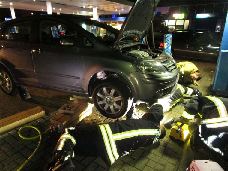 Lehe: Katze wird in Motorraum eingeklemmt Die Feuerwehr rettet in Bremerhaven-Lehe eine Katze aus einer misslichen Lage.