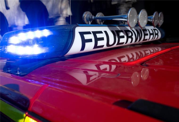 Mann stürzt von Brücke in Bremen und muss aus Weser gerettet werden ARCHIV - 05.02.2024, Bayern, München: Ein Einsatzfahrzeug der Feuerwehr mit eingeschaltetem Blaulicht. (zu dpa: «Feuerwehrgroßeinsatz auf Recyclinghof») Foto: Sven Hoppe/dpa +++ dpa-Bildfunk +++