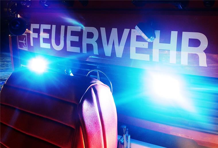 Rhade: Helfer finden Leiche in ausgebranntem Haus Die Feuerwehr rückte am Sonnabend mit einem Großaufgebot in Rhade an.