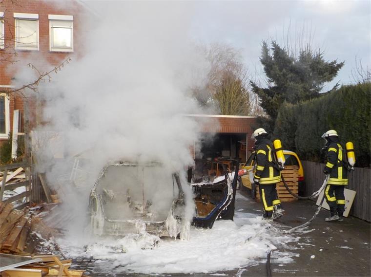 Die Feuerwehr Schiffdorf hatte den Wagenbrand schnell in Griff. 