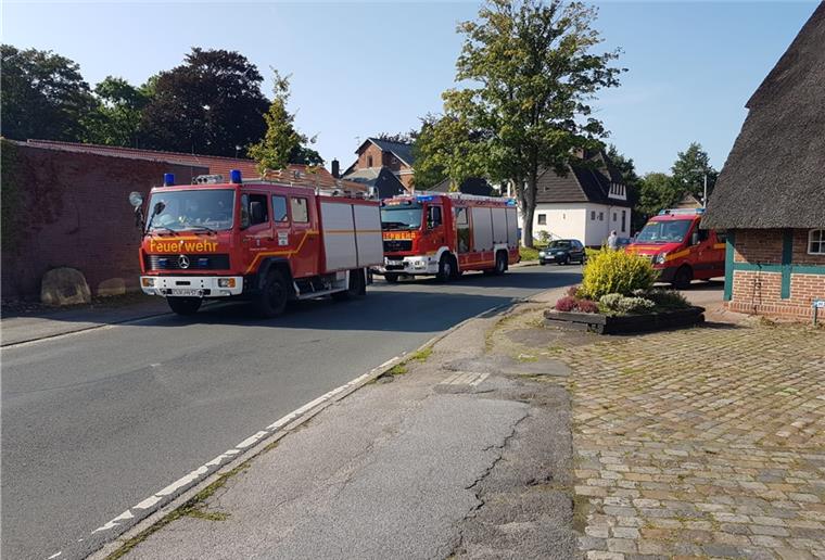 Die Feuerwehr Schiffdorf ist am Montagvormittag zu einem Rettungseinsatz zu einem Schiffdorfer Kindergarten ausgerückt. Ein Junge war auf einen Baum geklettert und wurde zwischen Ästen eingeklemmt.