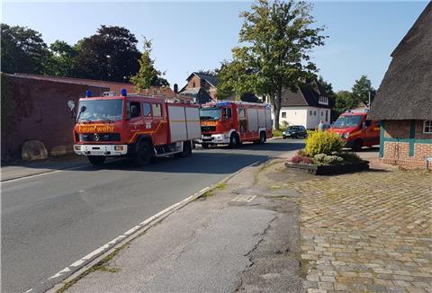 Die Feuerwehr Schiffdorf ist am Montagvormittag zu einem Rettungseinsatz zu einem Schiffdorfer Kindergarten ausgerückt. Ein Junge war auf einen Baum geklettert und wurde zwischen Ästen eingeklemmt.