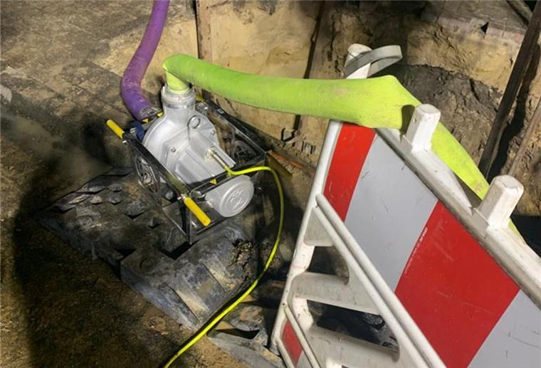 Die Feuerwehr Schiffdorf setzte diese Schmutzwasserpumpe als Ersatz ein.