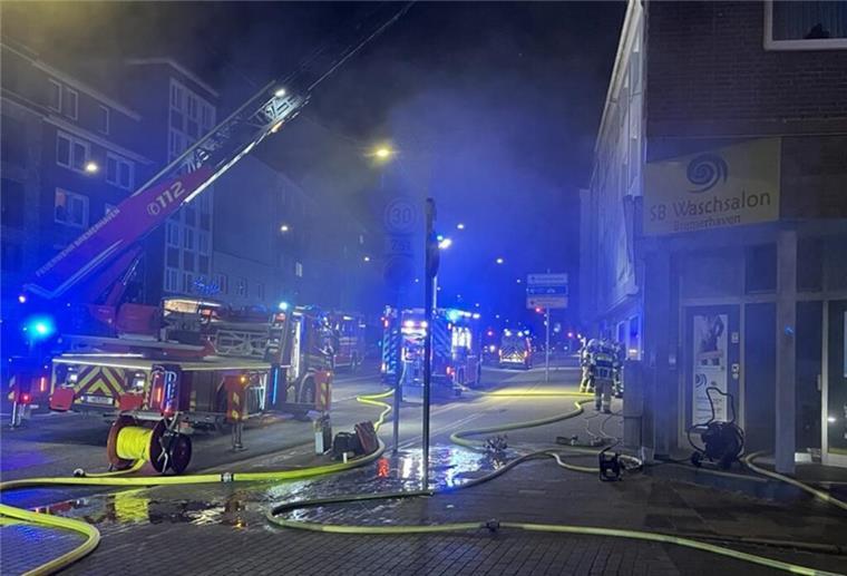 Einsatz in der Georgstraße: Feuerwehr löscht Brand in SB-Waschsalon Die Feuerwehr setzte zur Brandbekämpfung auch eine Drehleiter ein.