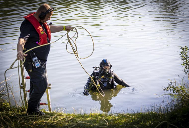 18-Jähriger stirbt bei Bad im Mahndorfer See in Bremen Die Feuerwehr suchte mit Rettungstauchern nach dem 18-Jährigen, konnte ihn aber nur leblos bergen (Symbolbild).
