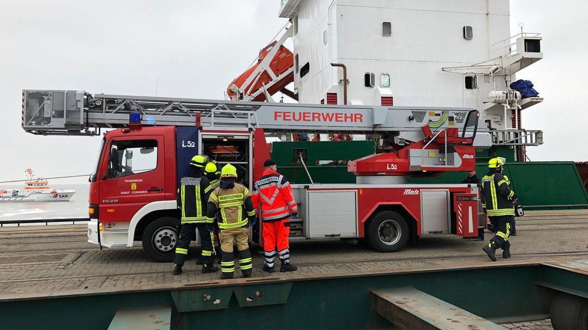 Die Feuerwehr übergab am Cux-Port-Terminal in Cuxhaven den Patienten an den Rettungsdienst.