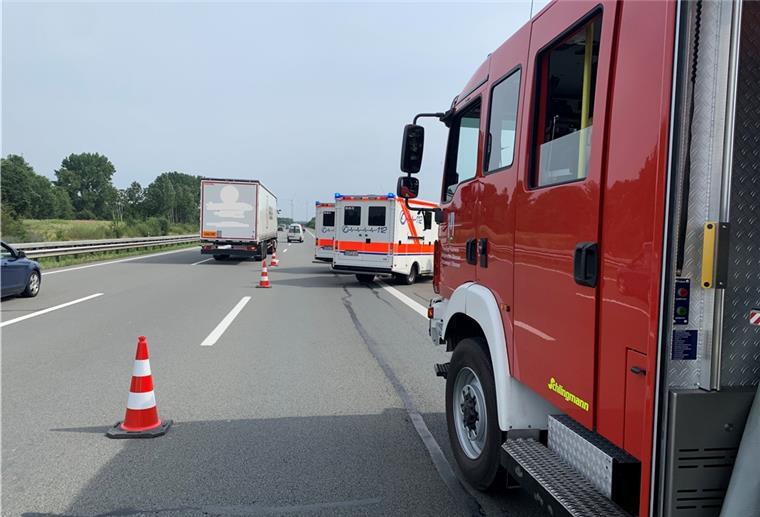 Die Feuerwehr und der Rettungsdienst kümmerten sich an der Einsatzstelle um die Verletzten.