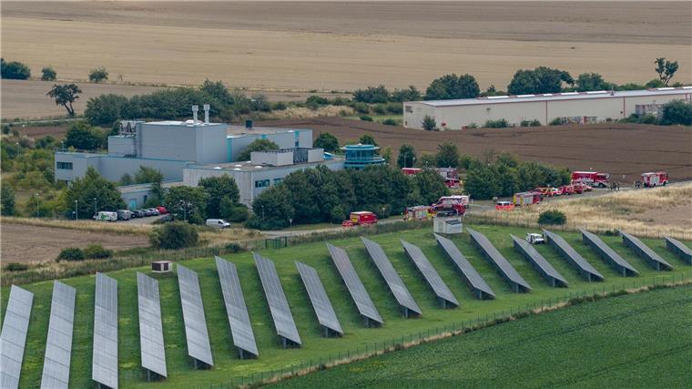Die Feuerwehr und weitere Einsatzkräfte sind in Osterwieck im Einsatz. (Aufnahme mit einer Drohne)