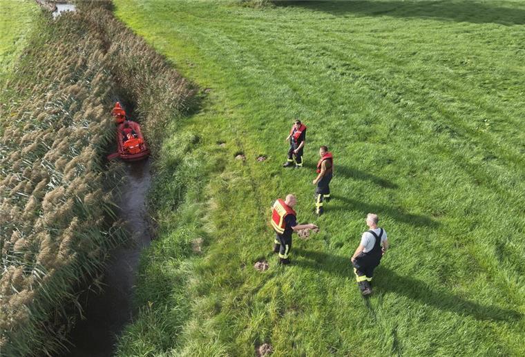 Vermisst! Polizei Rotenburg sucht weiter nach 78-Jährigem Die Feuerwehr unterstützt die Suche nach Dr. Götze per Boot und mit vielen Einsatzkräften.