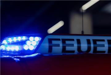 Ein Blaulicht leuchtet auf einem Feuerwehrwagen.