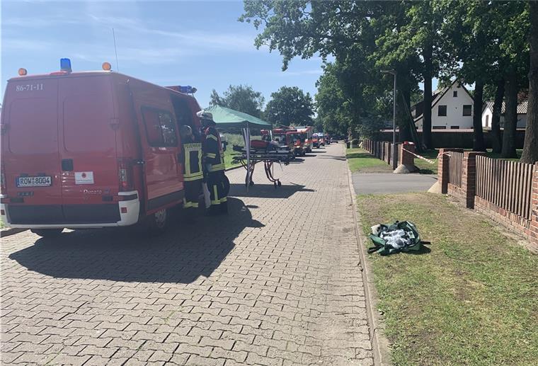 Die Feuerwehr vor dem Bauernhof mit dem Stall in Sittensen, auf dem Güllegase ausgetreten sind.