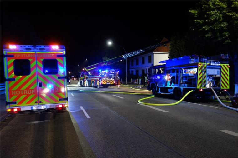 Feuer in Bremerhaven: Haus unbewohnbar Die Feuerwehr war bei dem Wohnungsbrand die ganze Nacht im Einsatz.