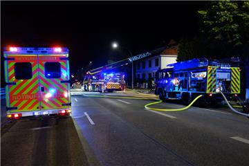 Die Feuerwehr war bei dem Wohnungsbrand die ganze Nacht im Einsatz.