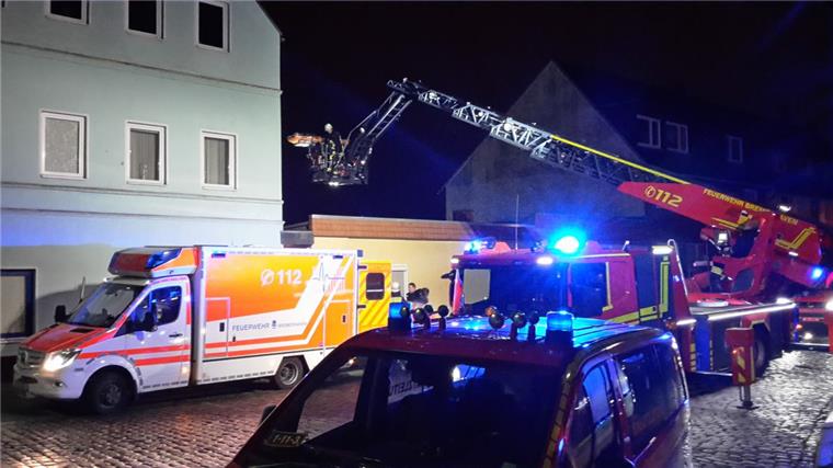 Die Feuerwehr war in der Nacht zu Freitag alarmiert worden, weil ein Mann in Geestemünde aus dem Dachgeschoss gestürzt war.