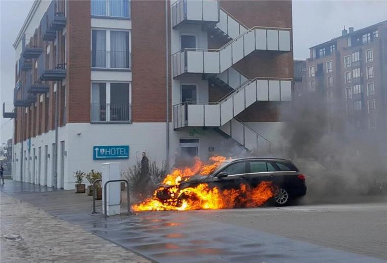 Lodernde Flammen und dichter Rauch: Am Neuen Hafen ist ein Auto ausgebrannt Die Feuerwehr war schnell vor Ort, verhinderte ein Übergreifen der Flammen.