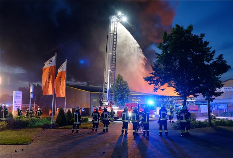 Millionenschaden nach Feuer in Baumarkt Die Feuerwehr wurde am Mittwoch in Celle zu einem Großbrand gerufen.