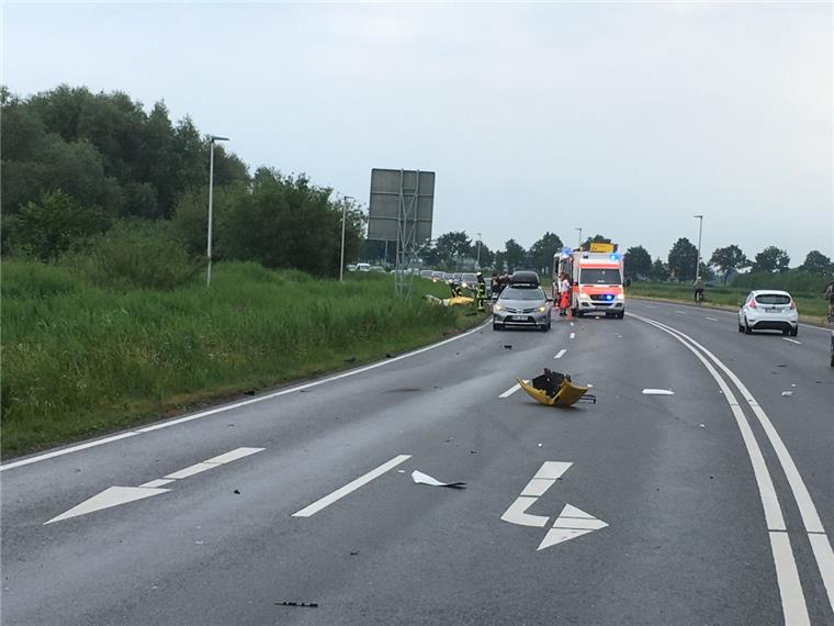 Altenwalde: Autos krachen vor Autobahnauffahrt zusammen Die Feuerwehr wurde am Samstag zu einem Unfall auf der B73 bei Altenwalde gerufen.