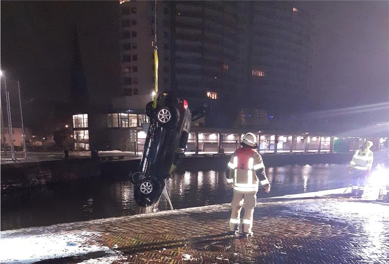 Bremerhaven: Mann (25) fährt in den Alten Hafen Die Feuerwehr zieht ein Auto aus dem Alten Hafen.