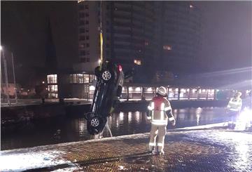 Die Feuerwehr zieht ein Auto aus dem Alten Hafen.