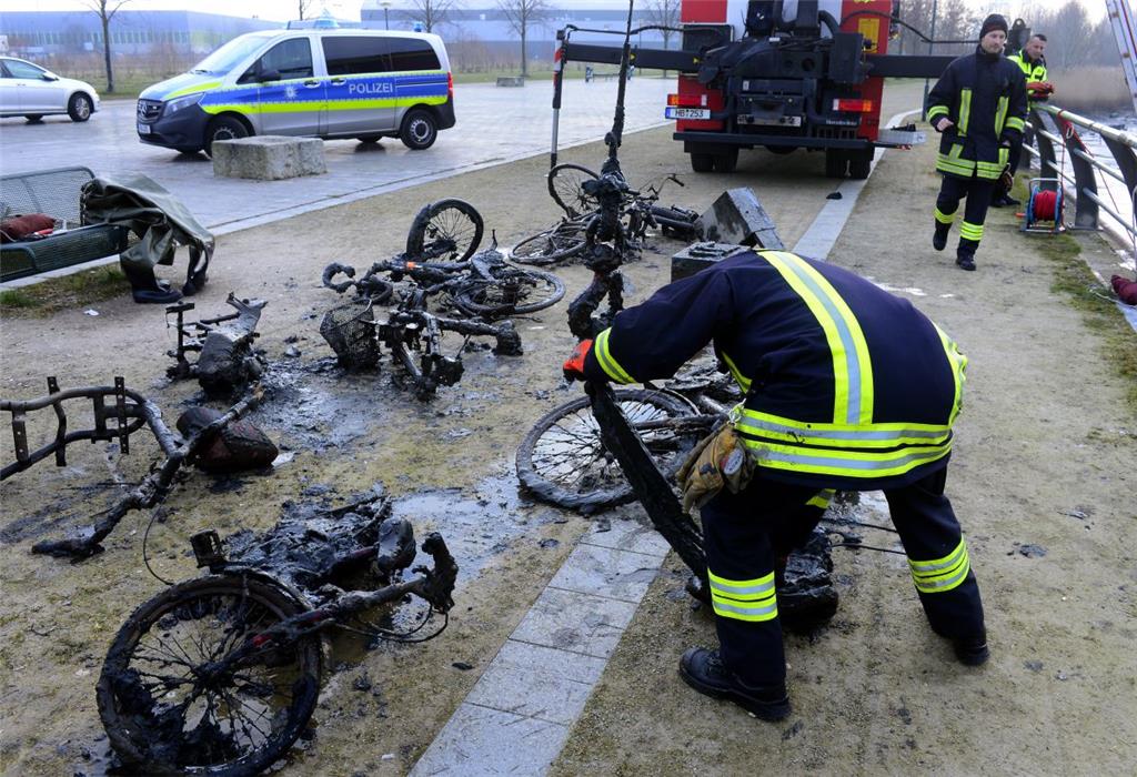 Die Feuerwehr zieht jede Menge Gegenstände an Land.