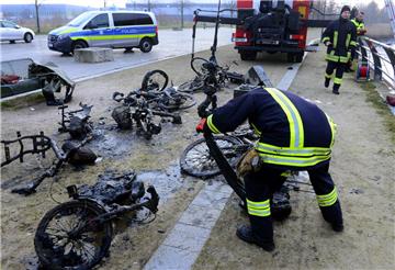 Die Feuerwehr zieht jede Menge Gegenstände an Land.