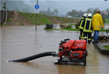 Die Feuerwehren in Butjadingen löschen nicht nur Brände, sie haben viele Aufgaben. Dafür brauchen sie das entsprechende Gerät - zum Beispiel auch Hochleistungspumpen wie auf diesem Symbolbild. Foto: Seeger/dpa