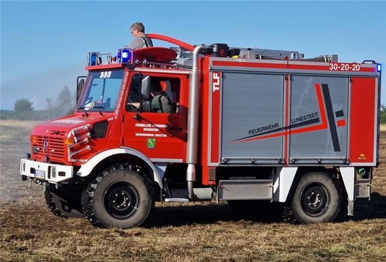 Feldbrand in Sellstedt - Hubschrauber und Drohnen im Einsatz Die Feuerwehren Lunestedt und Frelsdorf wurden mit ihren Tanklöschfahrzeugen, auf Unimog-Fahrgestell geordert, um die landwirtschaftliche Fläche zu befahren.