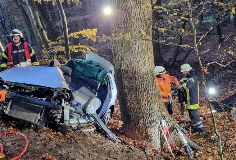 19-Jährige bei Unfall im Kreis Cuxhaven lebensgefährlich verletzt Einsatzkräfte sind an der Unfallstelle in der Wingst.