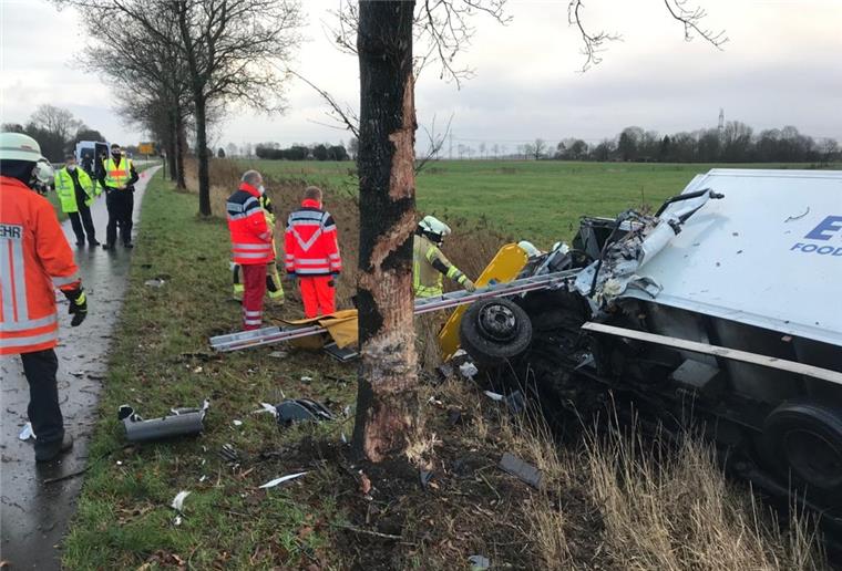 Fahrer bei Unfall auf B437 schwer verletzt Die Feuerwehrkräfte aus Schwei und Reitland mussten den Fahrer aus dem verunglücken Wagen befreien.